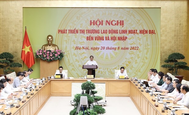 Pham Minh Chinh préside une conférence sur le développement du marché du travail