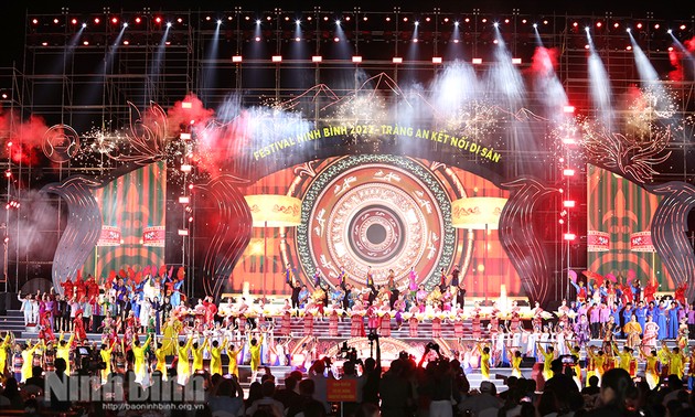 Ouverture du festival de Tràng An dans la province de Ninh Binh