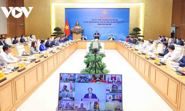 Pham Minh Chinh dirige la conférence bilan sur la diplomatie vaccinale