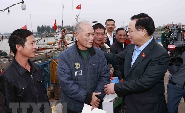 Vuong Dinh Huê présente ses vœux de Têt aux pêcheurs de Quang Binh
