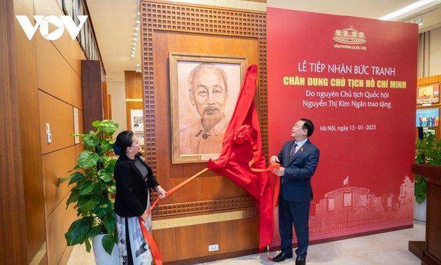 Vuong Dinh Huê reçoit un portrait du Président Hô Chi Minh, offert par Nguyên Thi Kim Ngân