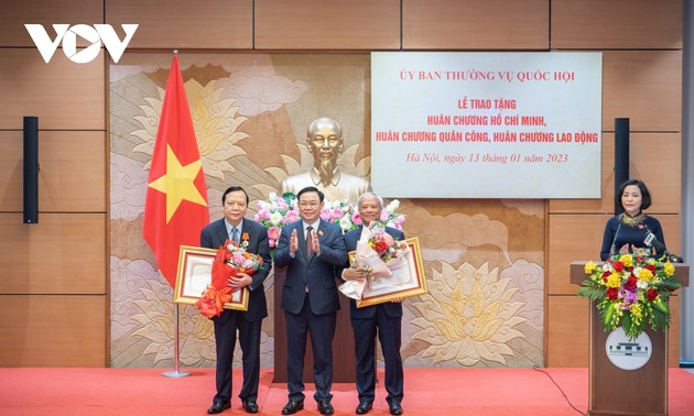 Vuong Dinh Huê décore d’anciens responsables de l’Assemblée nationale