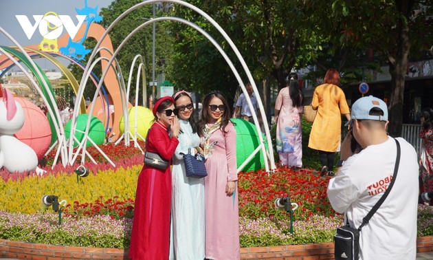 Hô Chi Minh-ville: La rue aux fleurs de Nguyên Huê attire un grand nombre de touristes