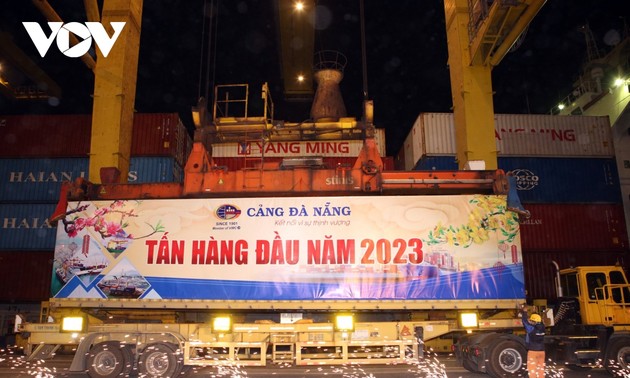 Le port de Dà Nang accueille le premier porte-conteneurs de l’année du Chat