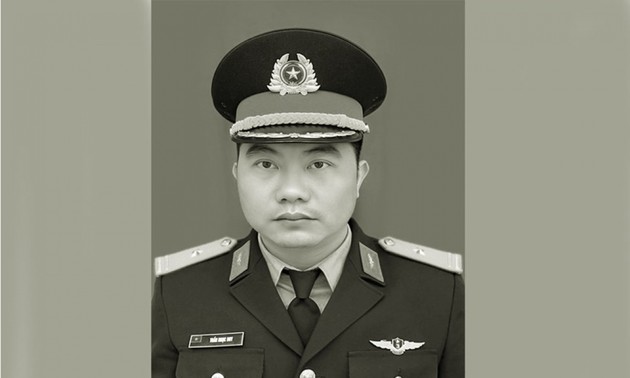 Remise à titre posthume de l’Ordre de la Défense de la Patrie au commandant Trân Ngoc Duy