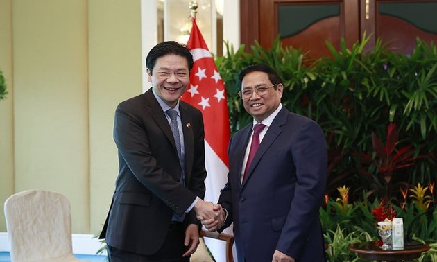 Pham Minh Chinh rencontre des dirigeants de grands groupes singapouriens