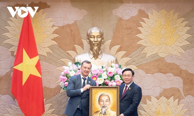 Vuong Dinh Huê reçoit le premier vice-président du Conseil de la Fédération de Russie