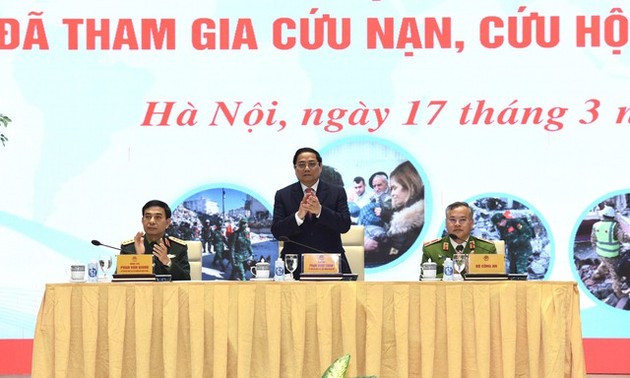 Pham Minh Chinh honore les secouristes vietnamiens envoyés en Turquie