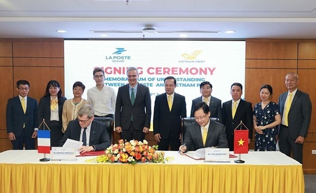 Le Vietnam et la France signent un mémorandum de coopération dans le domaine de la poste