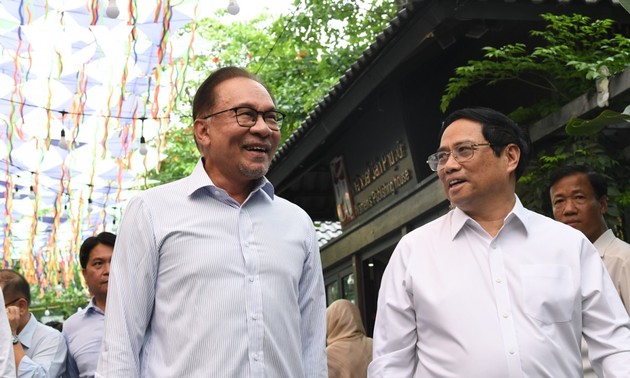 Pham Minh Chinh et Anwar Ibrahim visitent la rue des livres à Hanoï