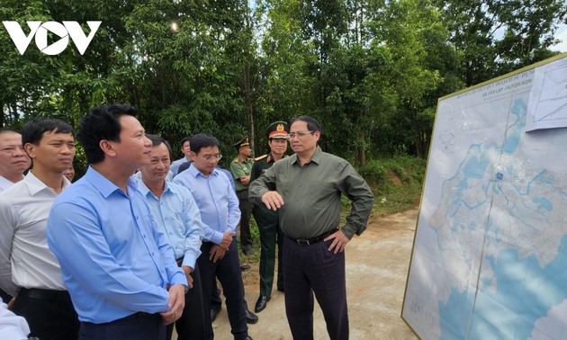 Pham Minh Chinh examine certains projets mis en place à Kon Tum