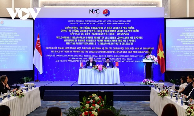 Pham Minh Chinh et Lee Hsien Loong échangent avec de jeunes dirigeants vietnamiens et singapouriens