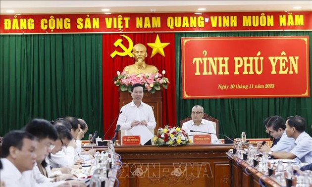 Le président Vo Van Thuong en réunion avec les dirigeants de la province de Phu Yên