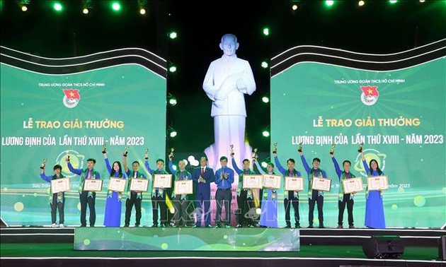 Remise du prix Luong Dinh Cua à 42 jeunes agriculteurs exemplaires