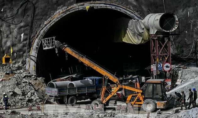 Inde: les sauveteurs parviennent à sortir les 41 ouvriers du tunnel effondré