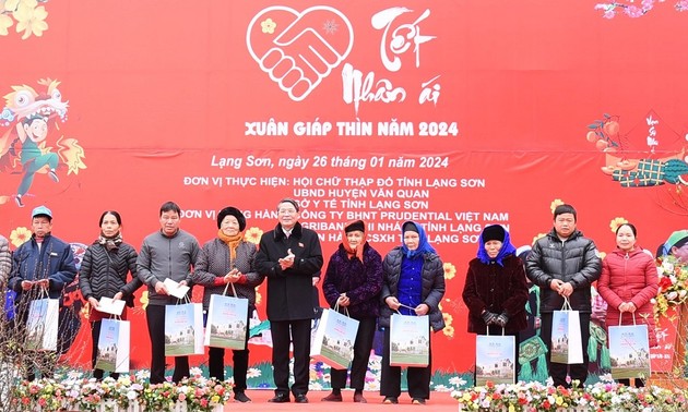 Têt: Nguyên Duc Hai attribue des cadeaux à des personnes dans le besoin à Lang Son