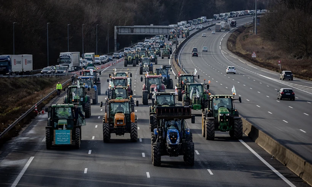 Les syndicats d’agriculteurs français appellent à lever les blocages routiers