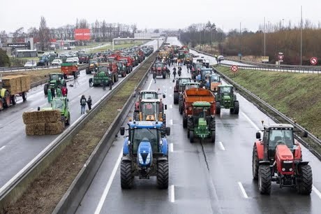 La mobilisation des agriculteurs se poursuit en France et en Pologne