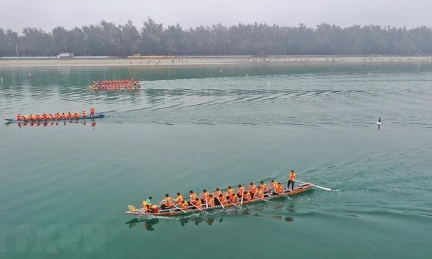 Première course de bateaux entre les districts insulaires du pays
