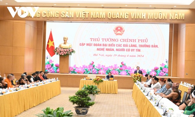Pham Minh Chinh honore les patriarches villageois et les personnes influentes parmi les communautés ethniques