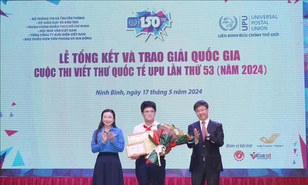 Remise au Vietnam des prix du Concours de compositions épistolaires UPU 2024