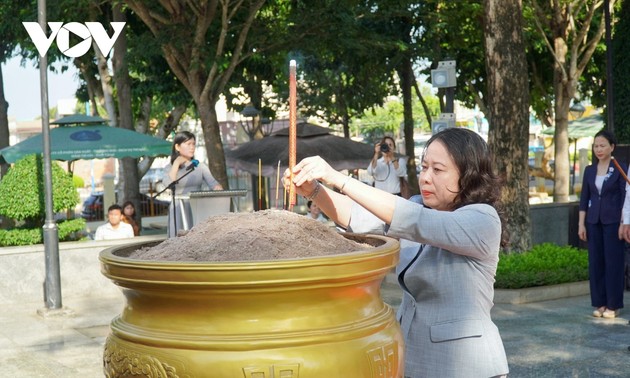 Vo Thi Anh Xuân travaille avec les autorités du district de Dât Do