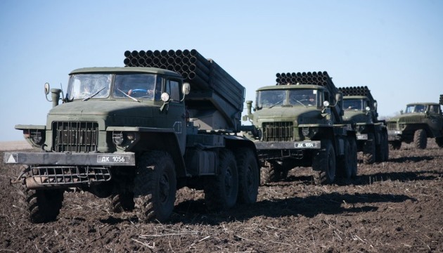 Отвод тяжелого вооружения в Донбассе начался в воскресенье 
