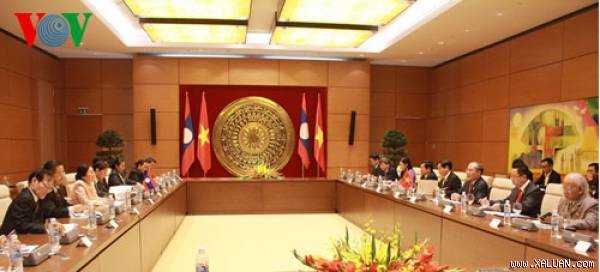 Нгуен Шинь Хунг провел переговоры с председателем лаосского парламента