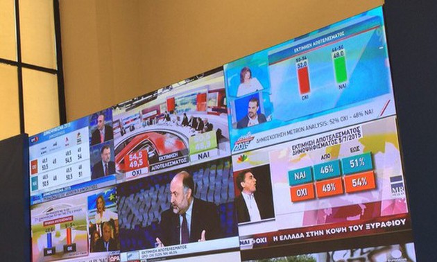 Греки на референдуме проголосовали «против» плана затягивания поясов