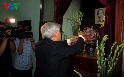 Генсек ЦК КПВ Нгуен Фу Чонг зажег благовония в память о Хо Ши Мине