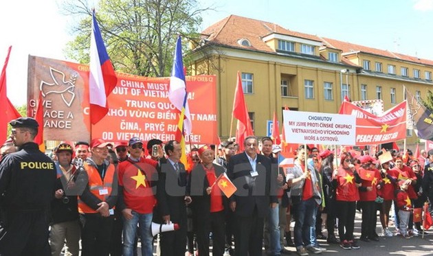 Вьетнамцы в Чехии передали послу КНР письмо с протестом против милитаризации Восточного моря