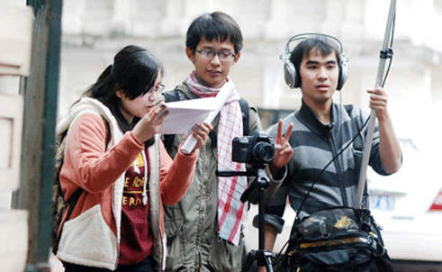 Молодые люди учатся снимать документальные фильмы