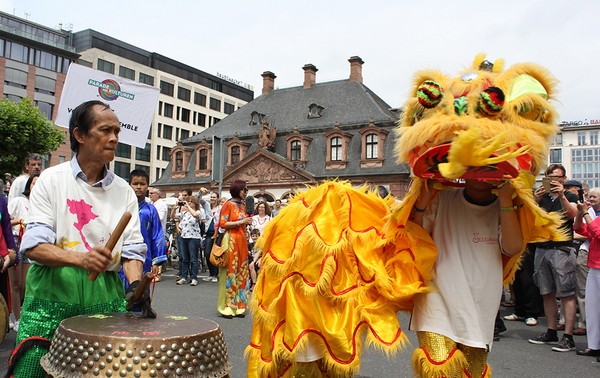 В культурном фестивале во Франкфурте приняло участие множество вьетнамцев