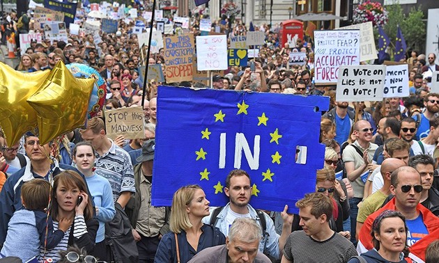 Тысячи британцев приняли участие в акции протеста против Brexit