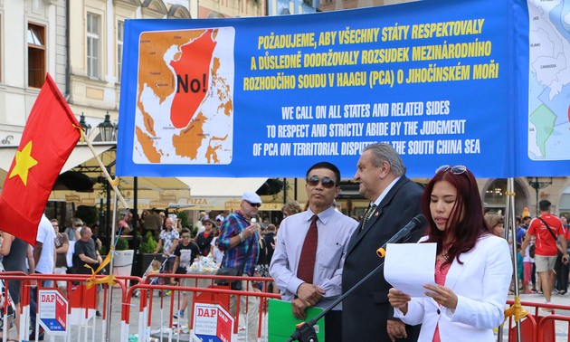 В Чехии прошел митинг в знак поддержки решения PCA относительно Восточного моря