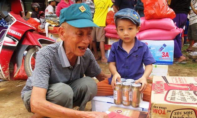 Благородный поступок соотечественников к жителям провинции Куангбинь, пострадавшим от наводнения