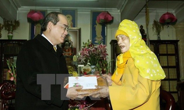 Руководители Вьетнама поздравили жителей страны с наступающим Новым годом