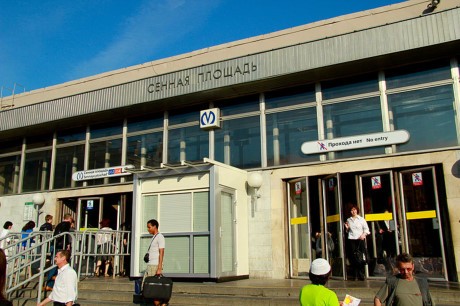 Станцию "Сенная площадь" закрыли из-за анонимного звонка об угрозе взрыва