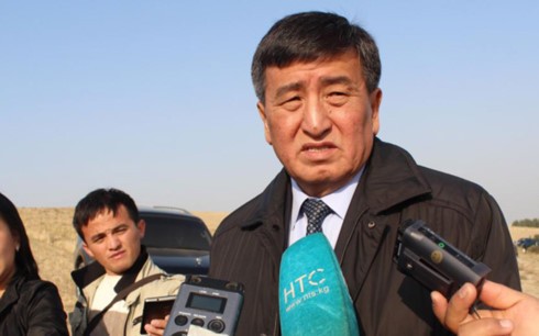 Кандидат от правящей партии Жээнбеков лидирует на выборах президента Киргизии