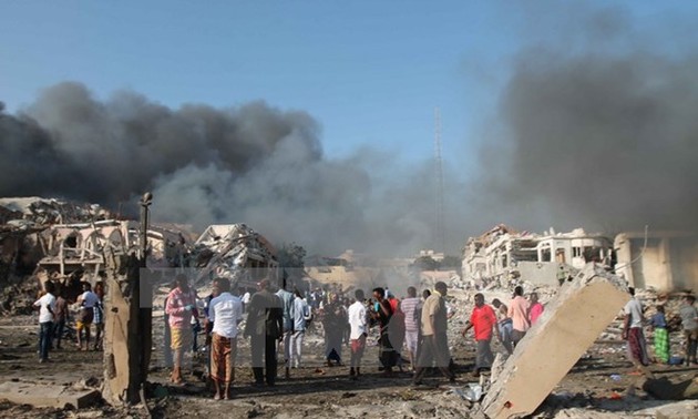 В результате двойного взрыва в Сомали погибли около 500 человек