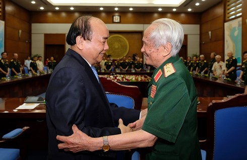 Нгуен Суан Фук встретился с делегацией ветеранов войны, воевавших на фронте Тэйнгуен