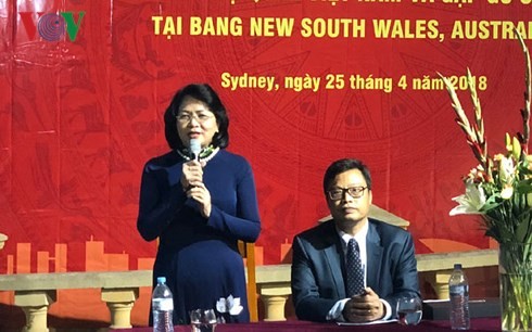 Данг Тхи Нгок Тхинь посетила генконсульство Вьетнама и встретилась с вьетнамцами в Сиднее