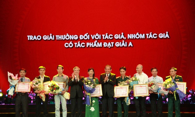 Награждены победители конкурса «Идеологию, нравственность и стиль Хо Ши Мина – в учёбу и работу»