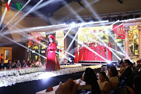В Чехии прошел финал всеевропейского конкурса женского платья «ао-зяй» вьетнамских супруг