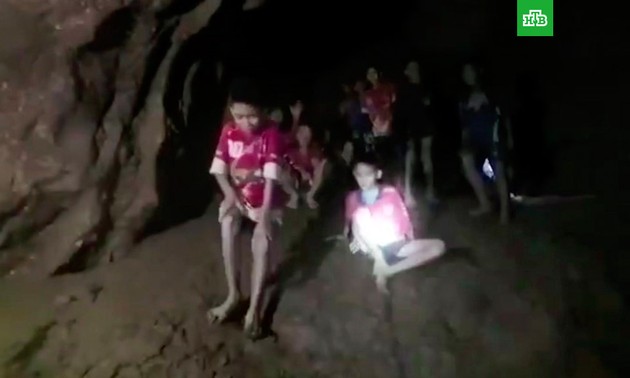Военные в Таиланде ищут способ вывести футбольную команду из затопленной пещеры