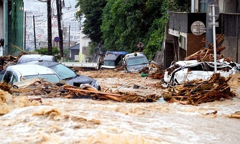 В Японии возросло число пострадавших от наводнений и оползней
