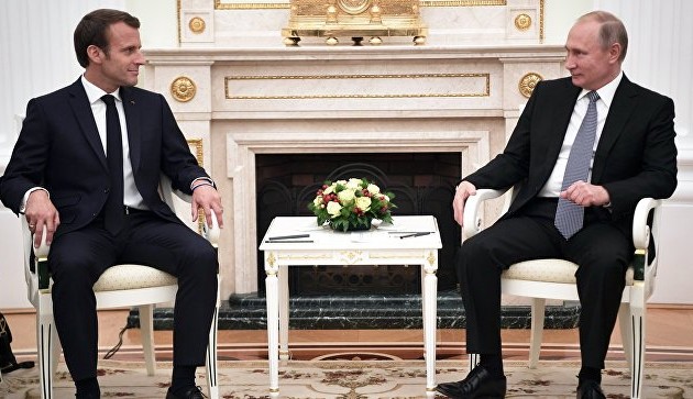 Путин и Макрон обсудили по телефону ситуацию в Сирии
