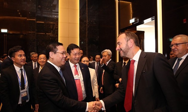 Выонг Динь Хюэ провел диалог с представителями глобальных корпораций