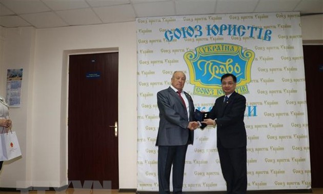 Посол Вьетнама на Украине награжден Медалью правового и справедливого государства