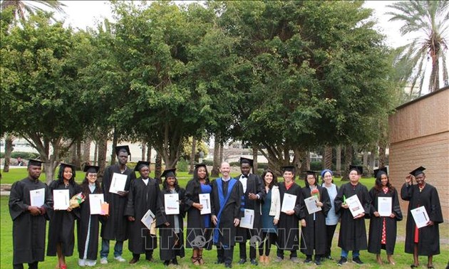 Израиль вручил дипломы магистров вьетнамским студентам